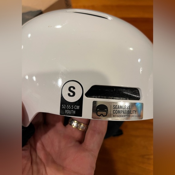 Giro youth small snow sport helmet with MIPS in white. - Picture 2 of 4